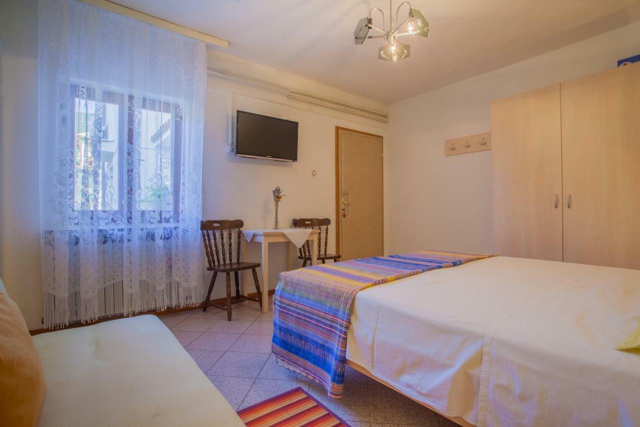 Rooms Ester Крес Екстериор снимка